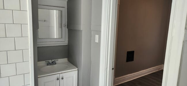 Photo - "Charming 2-Bedroom Duplex in St Louis – Your Next Cozy Retreat Awaits!" Unit 2F