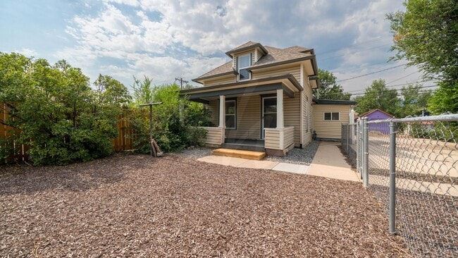 Building Photo - Cute OCC Cottage Rental