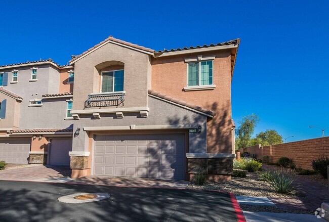 Building Photo - Gorgeous 3 Bedroom Townhome in a Gated Com...