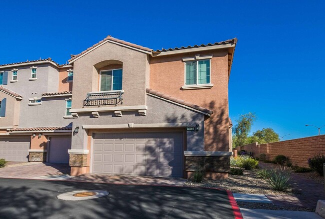 Gorgeous 3 Bedroom Townhome in a Gated Com... - Gorgeous 3 Bedroom Townhome in a Gated Com...