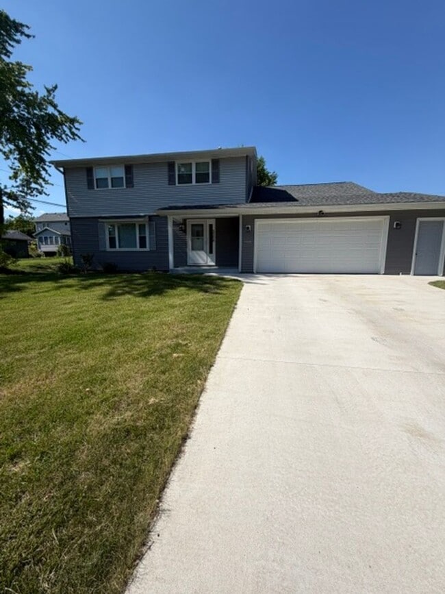 Building Photo - Central Davenport 4 Bedroom House