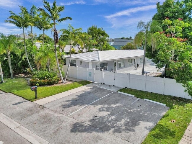 Building Photo - 4422 Sea Grape Dr Unit 2 Rental