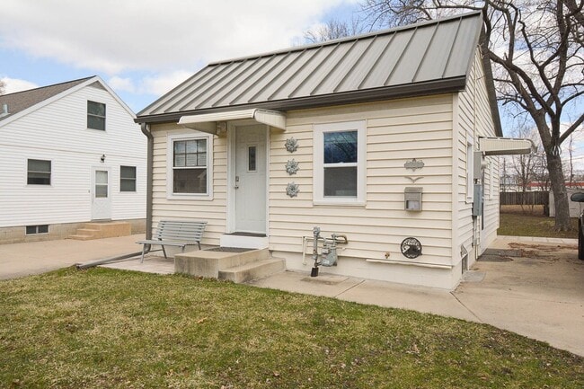 Building Photo - Cozy 2 Bedroom SE Rochester Home with Incredible Yard!