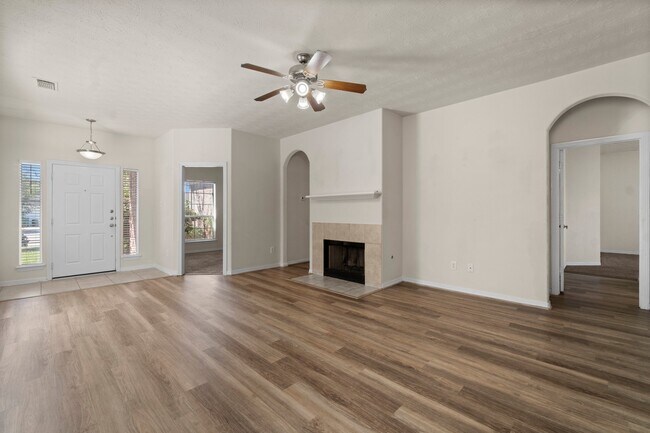 2204 Highland Crossing Dr