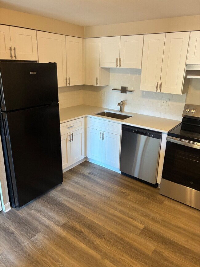 Updated 1 Bedroom 1 Bathroom on Ground Floor - Walkout Patio with easy access to amenities!