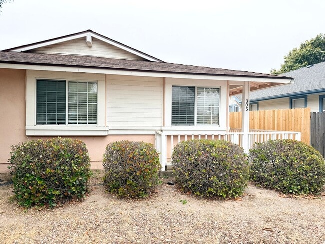 Building Photo - Lovely 3 Bedroom 2 Bathroom Available Now!