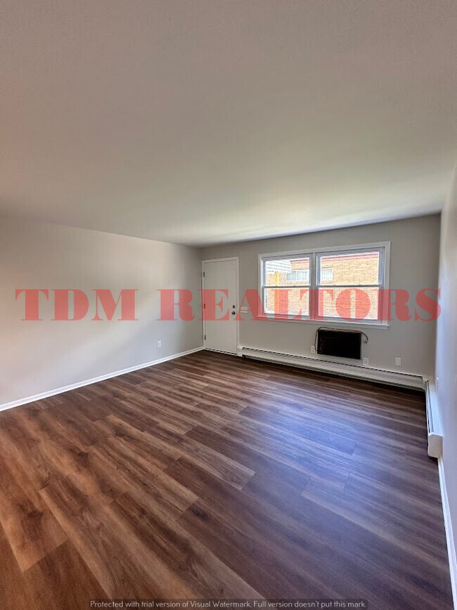 Photo - 302 E Clinton St