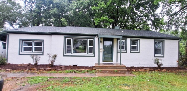 Building Photo - 4 BEDROOM RANCH with BIG YARD