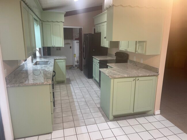 Photo - 183 Heatherwood St