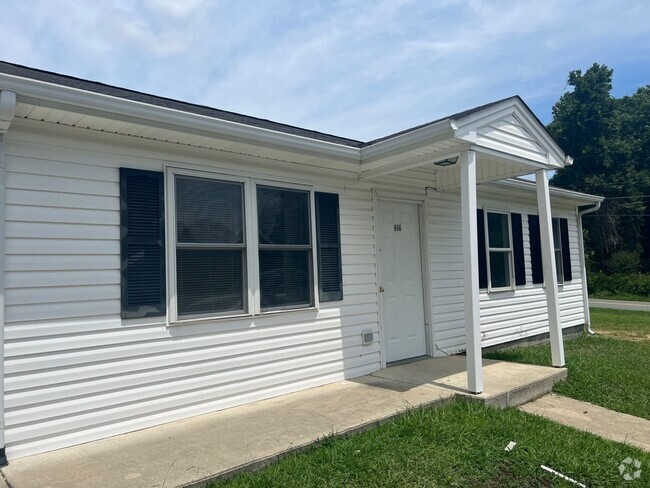 Building Photo - Two bedroom, 1 bath apartment in Burlintgon Unit 656