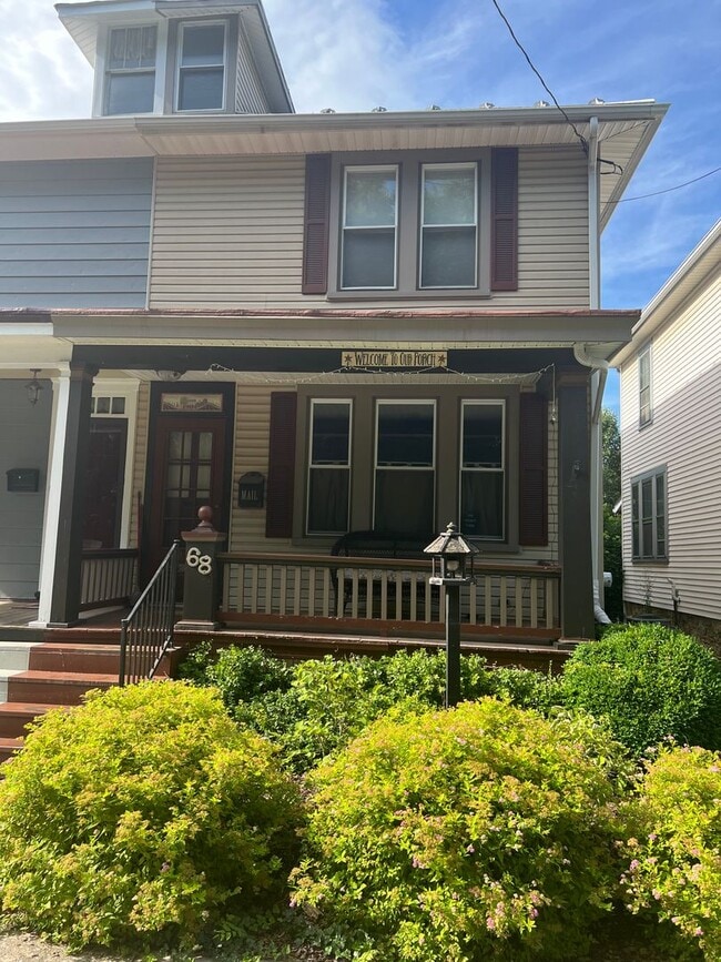 Building Photo - Historic 3 bedroom 1.5 bath home!
