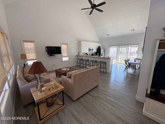 Photo - 215 Heron Rd