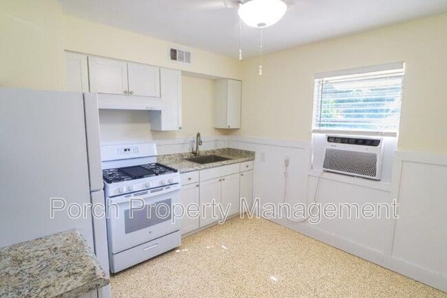 Building Photo - 157 E Strong St Unit B