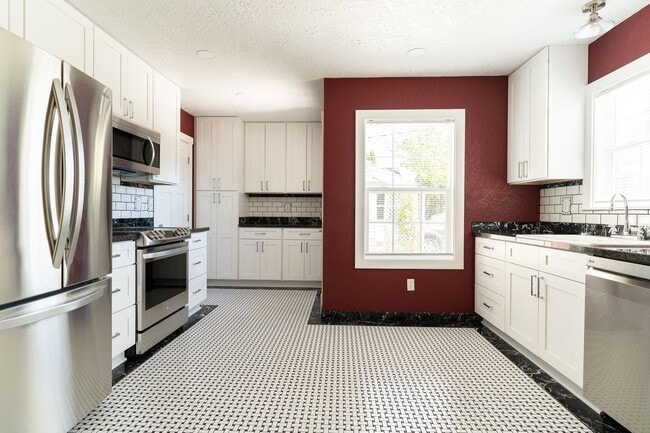 Photo - 1405 NE Water Ave