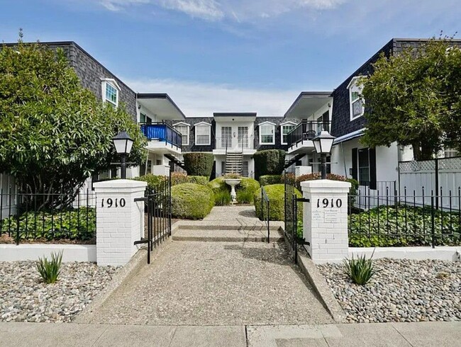 Building Photo - 1910 Mt Vernon Ct Unit 12