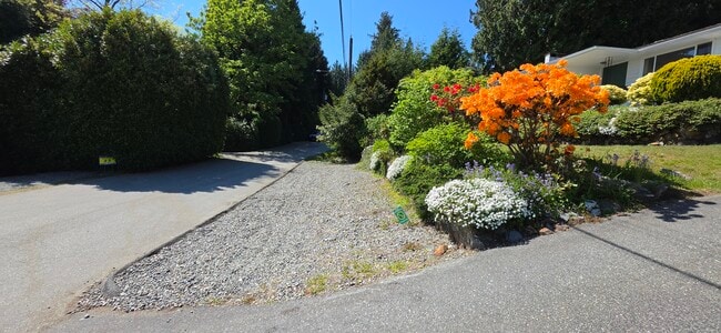 Photo - 1895 Rosebery Av