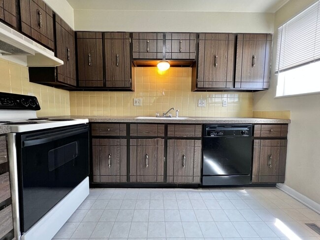 **Charming 2-Bedroom Downstairs Unit in Pr... - **Charming 2-Bedroom Downstairs House Unit in Pr...