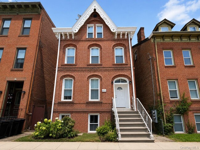 Building Photo - 167 Liberty St Unit 3