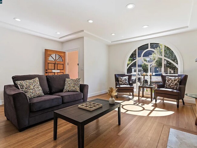 Photo - 942 Talbart St