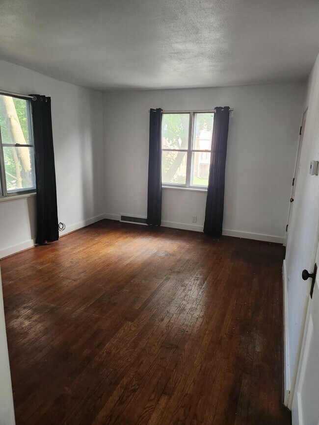 Living Room - 610 Sycamore St Unidad #4