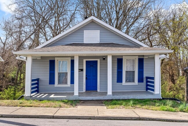 Building Photo - 2 Bedroom Pet Friendly Home For Rent Near APSU!