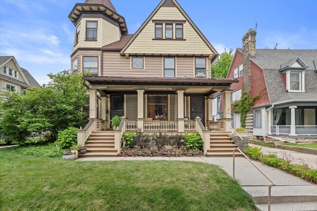 Building Photo - 2581 N Maryland Ave Rental