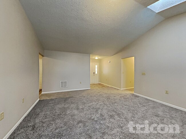Photo - 910 Claiborne Ln