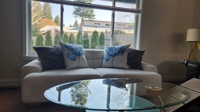 Sala de estar - 8120 Kitamat Way