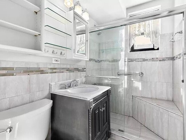 Photo - 1874 Pelham Pkwy S Unit LS