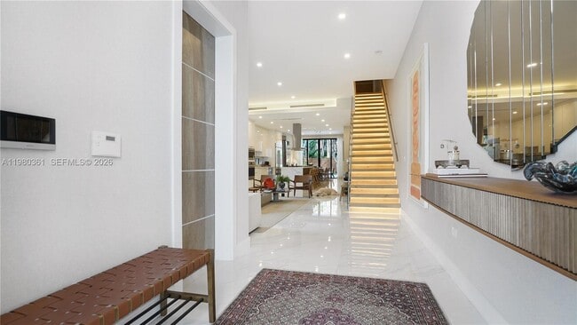 Photo - 3075 Mary St