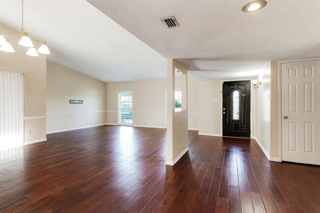 Photo - 925 Lombardy Dr