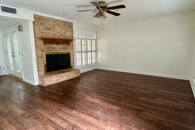 Photo - 305 Halcott Dr