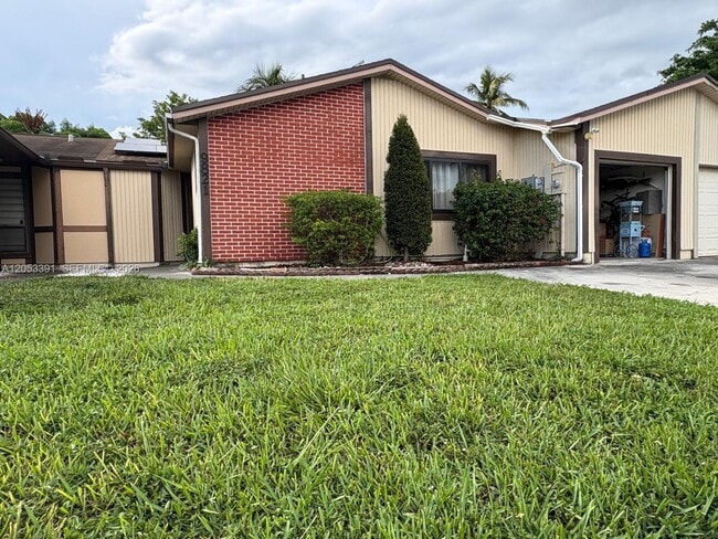 Building Photo - 9821 W Elm Ln