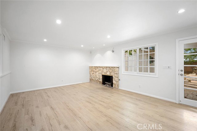 Photo - 16942 Kinzie St