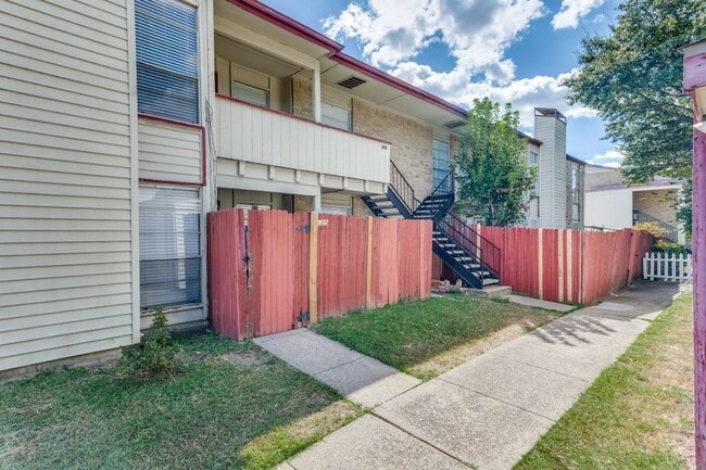 Building Photo - 919 S Weatherred Dr Rental