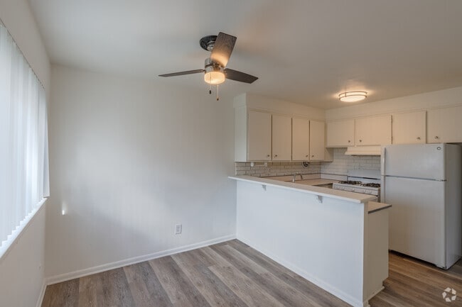 2BR, 1BA - 1,000SF - Dining Area - Elmsleigh Apartments