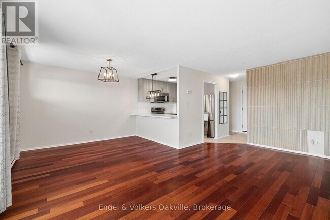Photo - 184 Dundas St E