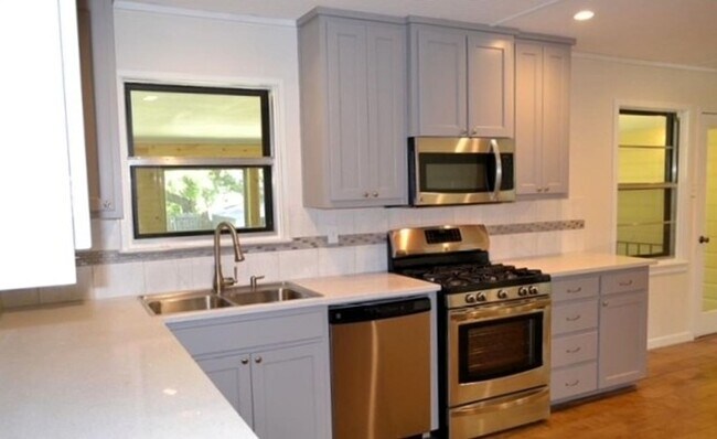 Photo - Spacious 4 Bed 2 Bath with Enclosed Patio ...
