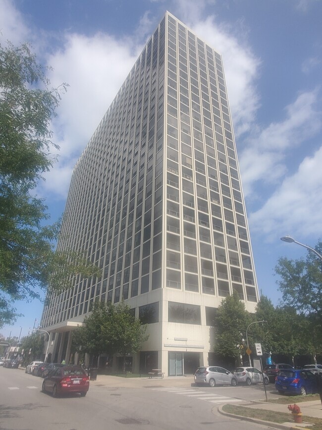 Building Photo - 4343 N Clarendon Ave Unit 808