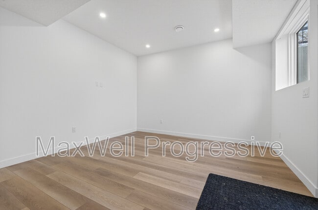 Photo - 10425-10470 70 Ave NW