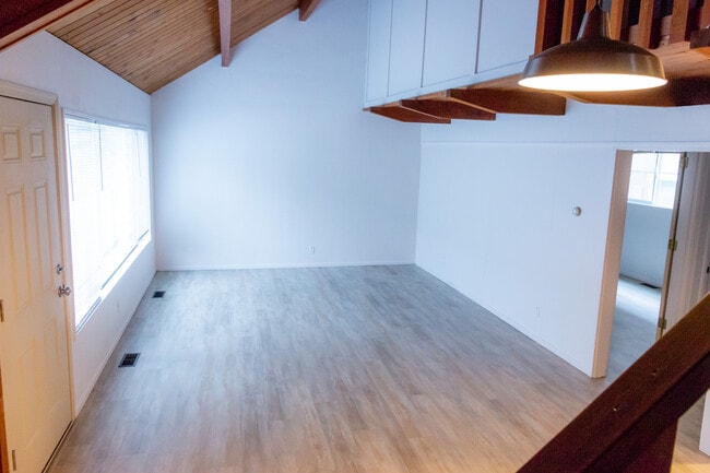 Building Photo - 1072 SW E Ave Unit 03