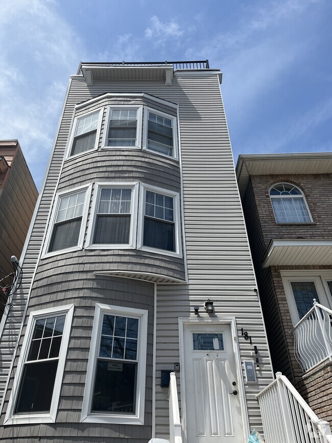 Building Photo - 181 Clerk St Unit 1 Rental