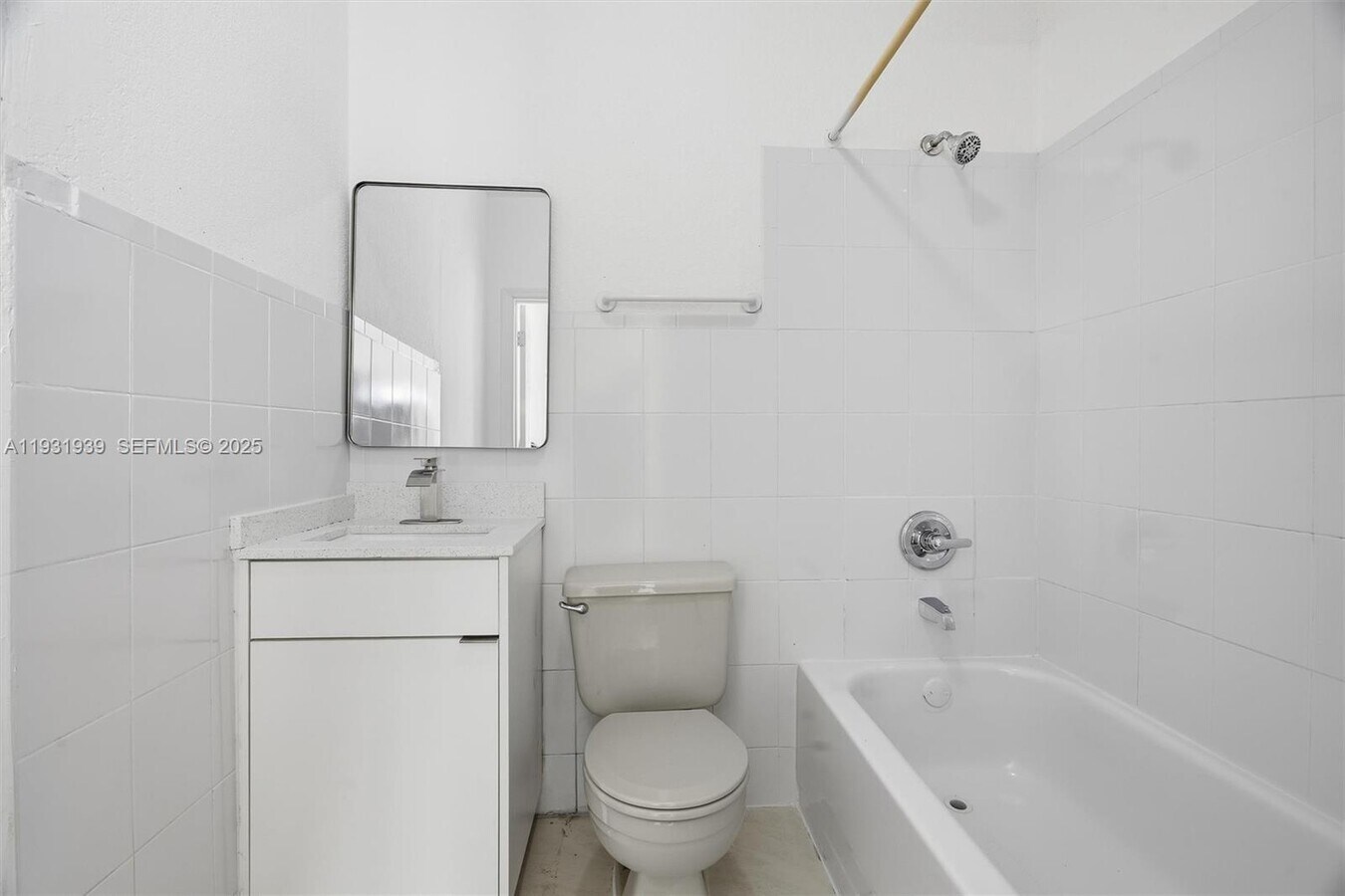 Photo - 465 NE 165th St Unidad 2