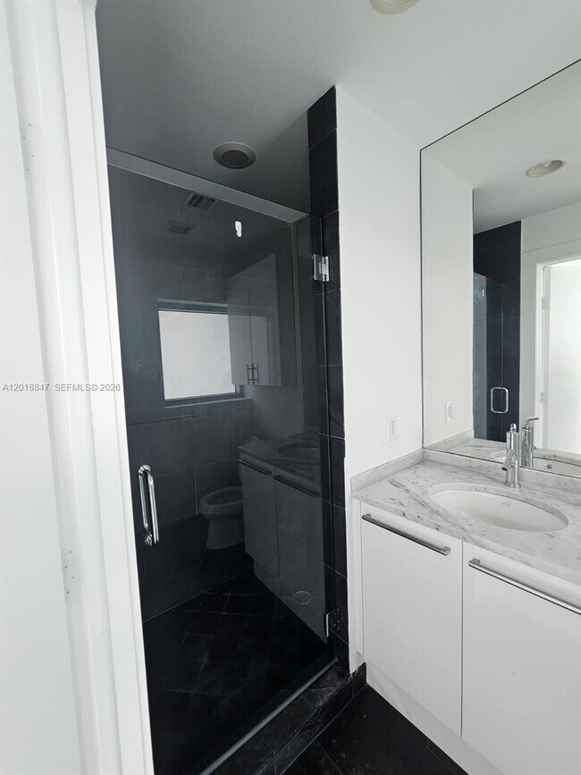 Building Photo - 900 Biscayne Blvd Unit 5412