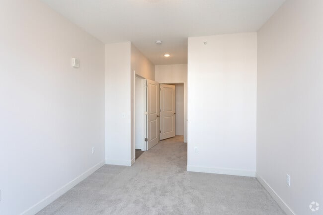 2BR, 2BA - 993SF