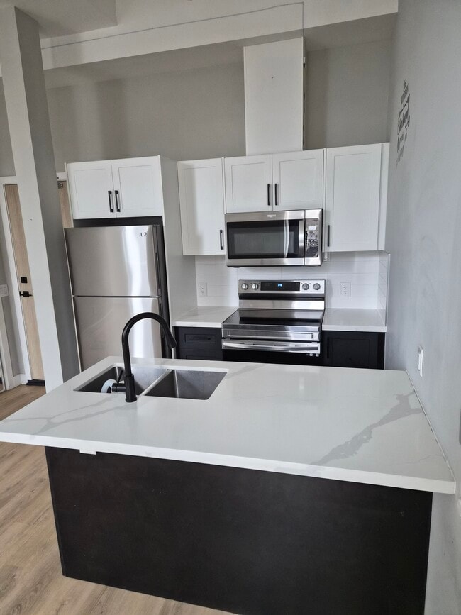 Building Photo - 51 King St W Unit 202