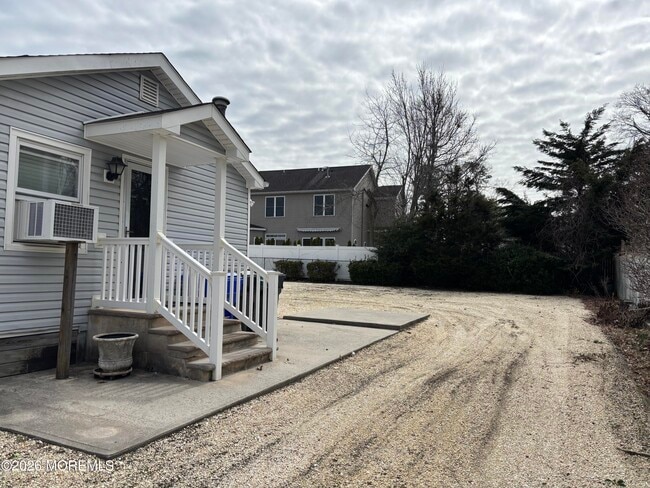 Photo - 507 Riverside Dr S