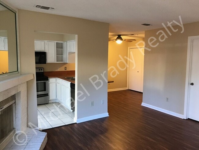 Building Photo - Move in Special! One Bedroom Condo! Rent o...
