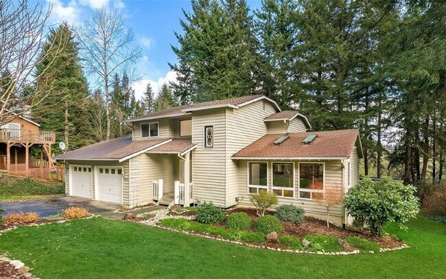 Photo - Charming Lynnwood/Bothell area Home For Rent with large 1/2 acre lot Available Now!