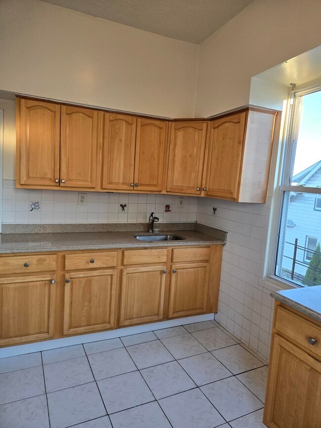 Building Photo - 558 S 7th Ave Unit 4 bed apartment